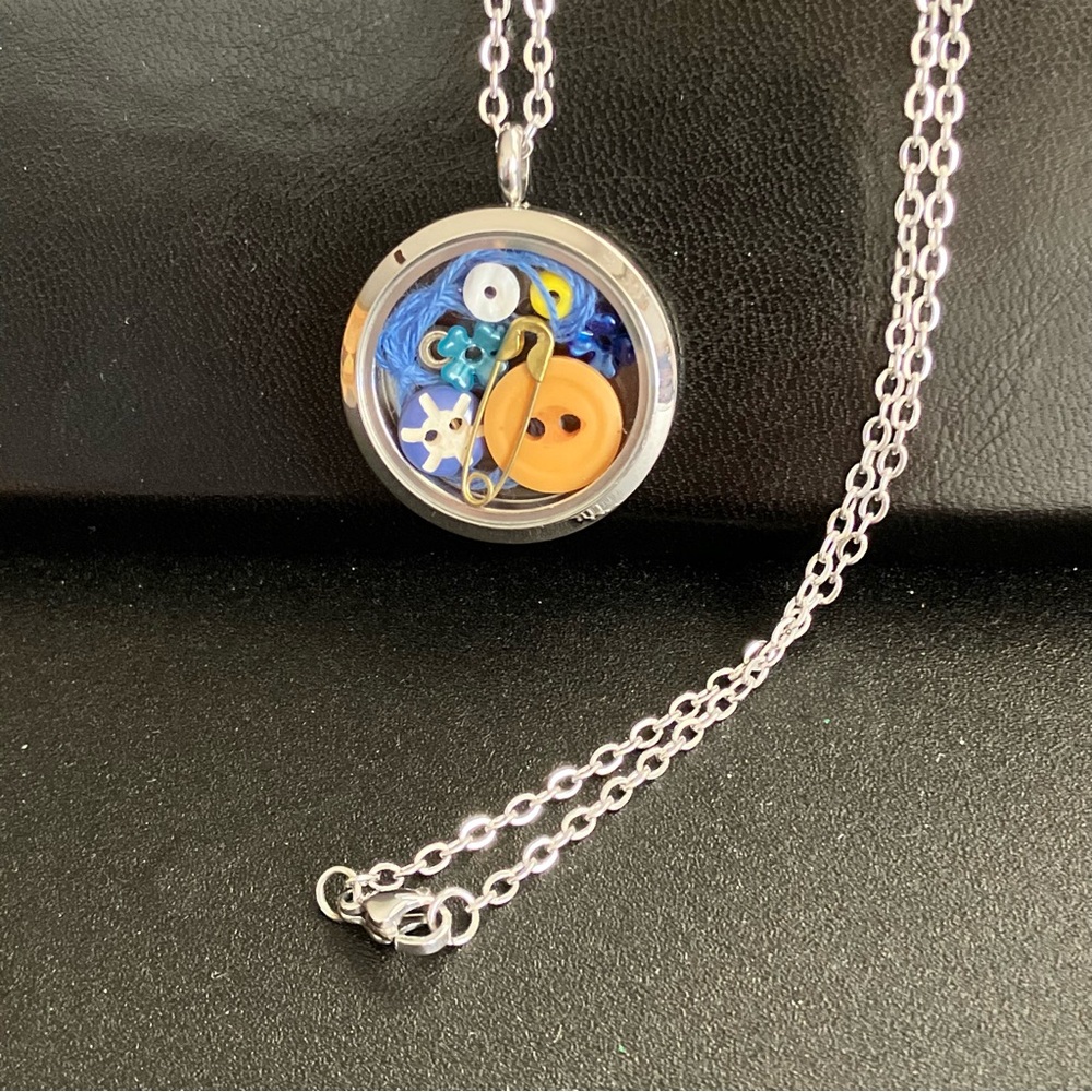 Sewing Locket Necklace Stainless Steel Pendant With Chain Sewer Gift NEW
